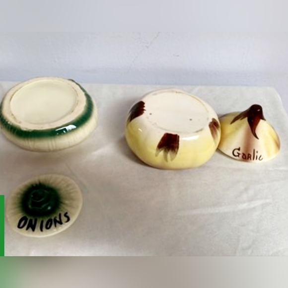 ADORABLE 1950S VINTAGE ONION AND GARLIC BOWLS AND LIDS - Picture 3 of 5